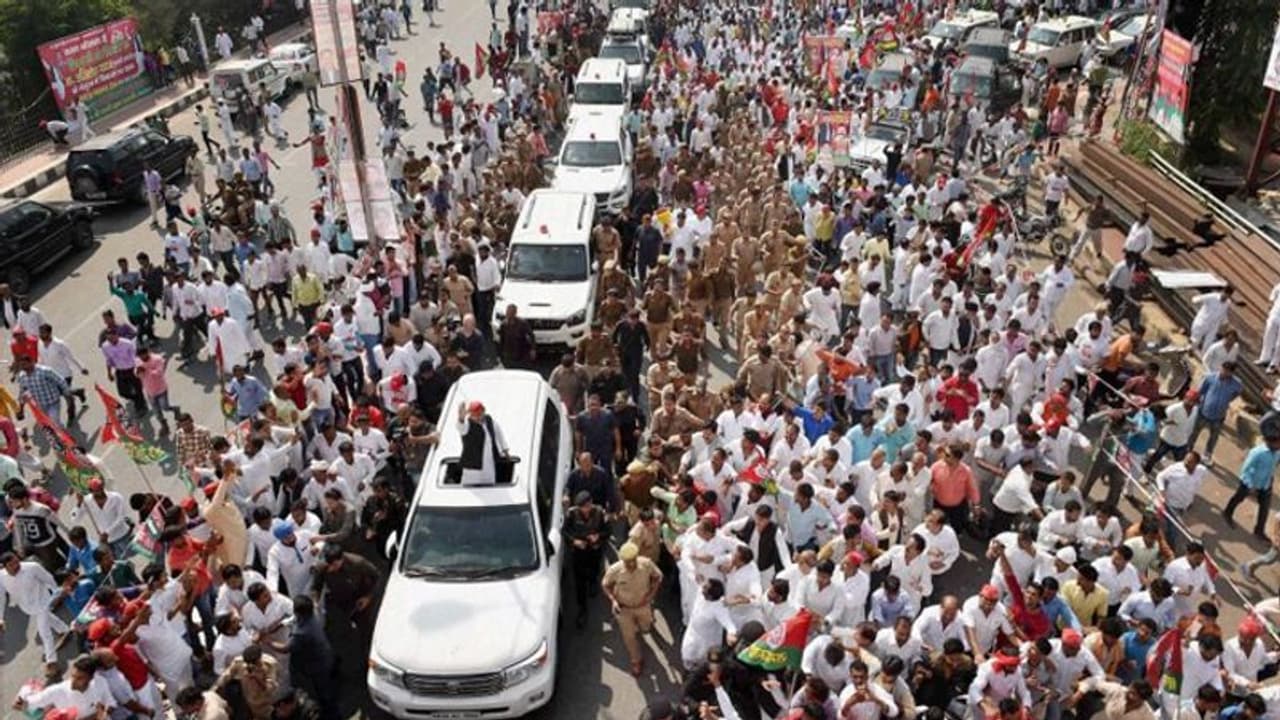 चुनाव में धड़ल्ले से टूटते हैं ट्रैफिक नियम, इस तरह नेता करते हैं मनमानी चुनाव में धड़ल्ले से टूटते हैं ट्रैफिक नियम, इस तरह नेता करते हैं मनमानी