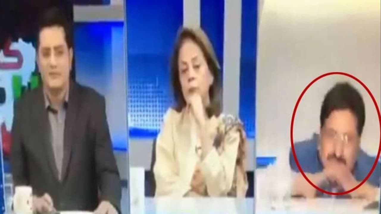 ভাইরাল ভিডিও, কাশ্মীর নিয়ে বলতে গিয়ে চেয়ার থেকে পড়েই গেলেন পাকিস্তানি বিশ্লেষক ভাইরাল ভিডিও, কাশ্মীর নিয়ে বলতে গিয়ে চেয়ার থেকে পড়েই গেলেন পাকিস্তানি বিশ্লেষক