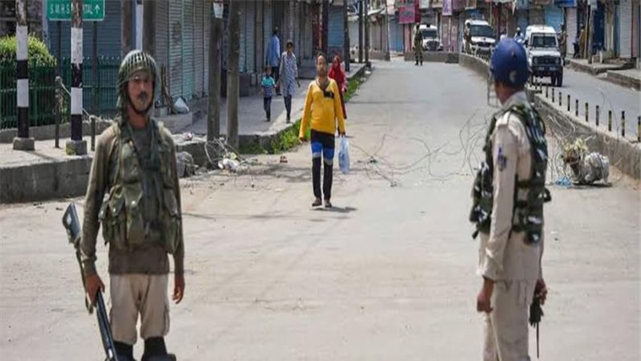 कश्मीर के इन हिस्सों पर अभी भी लगा है कर्फ्यू, नेता भी हैं नजरबंद कश्मीर के इन हिस्सों पर अभी भी लगा है कर्फ्यू, नेता भी हैं नजरबंद