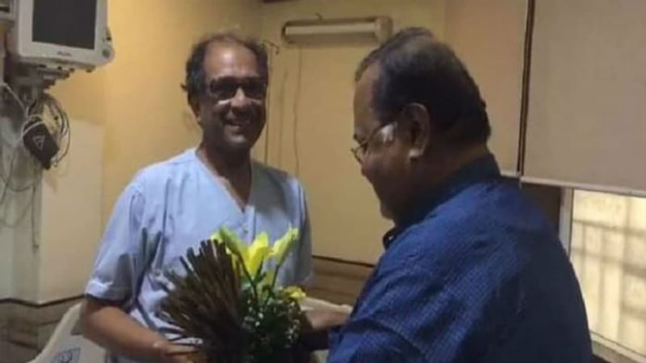 সুরঞ্জনকে দেখতে হাসপাতালে পার্থ , সঙ্গে মুখ্যমন্ত্রীর দেওয়া ফুলের তোড়া সুরঞ্জনকে দেখতে হাসপাতালে পার্থ , সঙ্গে মুখ্যমন্ত্রীর দেওয়া ফুলের তোড়া