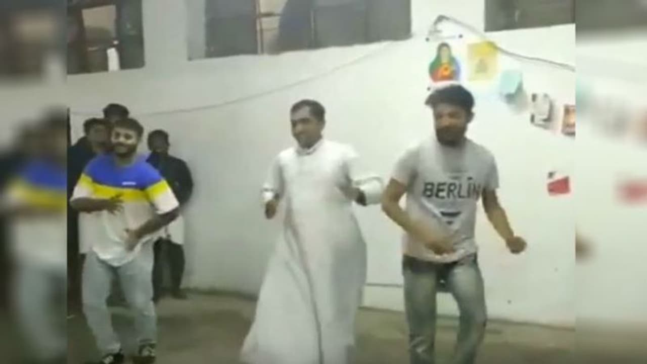 নাচ করে ভাইরাল দিল্লির ফাদার, দেখে নিন সেই ভিডিও নাচ করে ভাইরাল দিল্লির ফাদার, দেখে নিন সেই ভিডিও