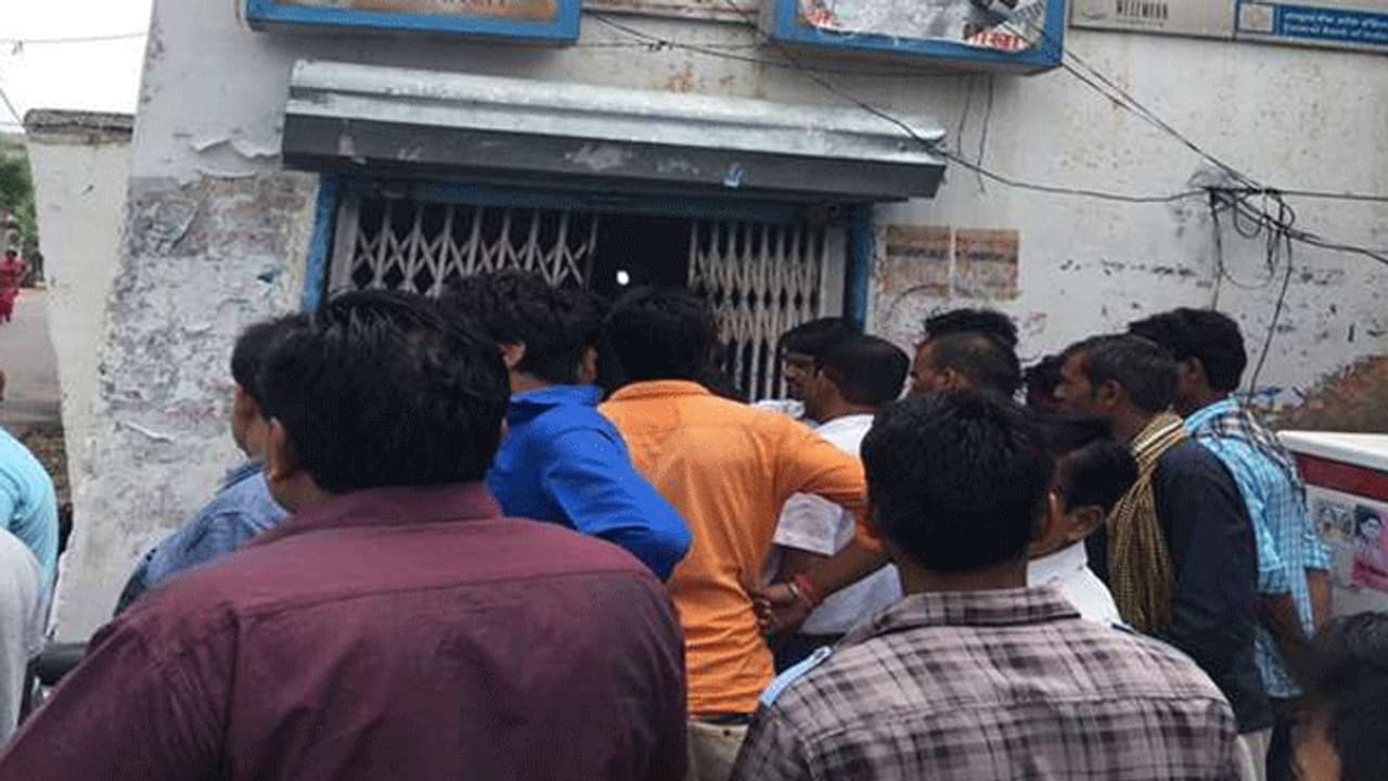 अपना एक वीडियो देखते ही युवक ने कर लिया सुसाइड, पत्नी ने बताई पति की मरने की वजह अपना एक वीडियो देखते ही युवक ने कर लिया सुसाइड, पत्नी ने बताई पति की मरने की वजह