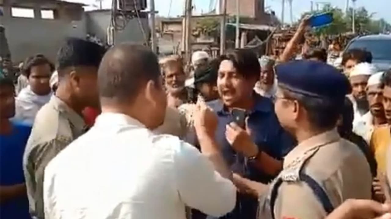 सपा MLA के खिलाफ वारंट जारी, कार के कागज मांगने पर SDM से की थी बहस सपा MLA के खिलाफ वारंट जारी, कार के कागज मांगने पर SDM से की थी बहस