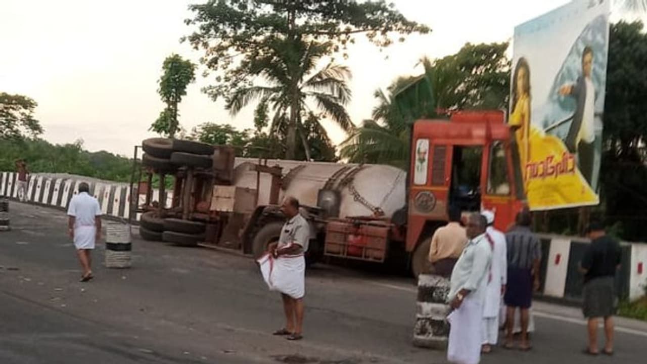 മലപ്പുറം വളാഞ്ചേരിയിൽ ടാങ്കർ ലോറി മറിഞ്ഞു; ആളപായമില്ല