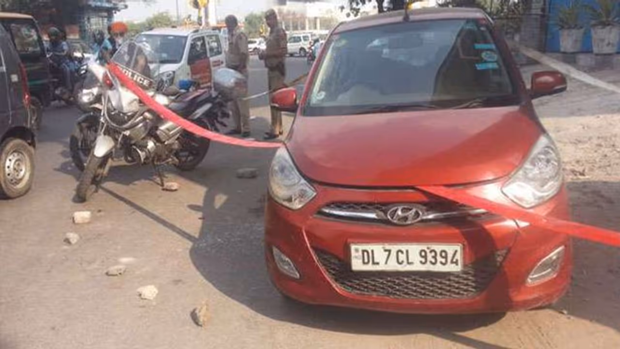 मंदिर से पूजा करके लौटा पति, कार में मिली पत्नी की लाश मंदिर से पूजा करके लौटा पति, कार में मिली पत्नी की लाश