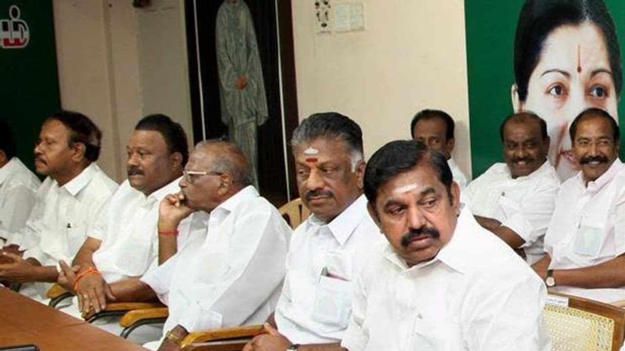 இரண்டு ஆண்டுகளுக்கு பிறகு இன்று கூடுகிறது அதிமுக பொதுக்குழு... சசிகலாவை கட்சியிலிருந்து நீக்க அதிரடி முடிவு? இரண்டு ஆண்டுகளுக்கு பிறகு இன்று கூடுகிறது அதிமுக பொதுக்குழு... சசிகலாவை கட்சியிலிருந்து நீக்க அதிரடி முடிவு?