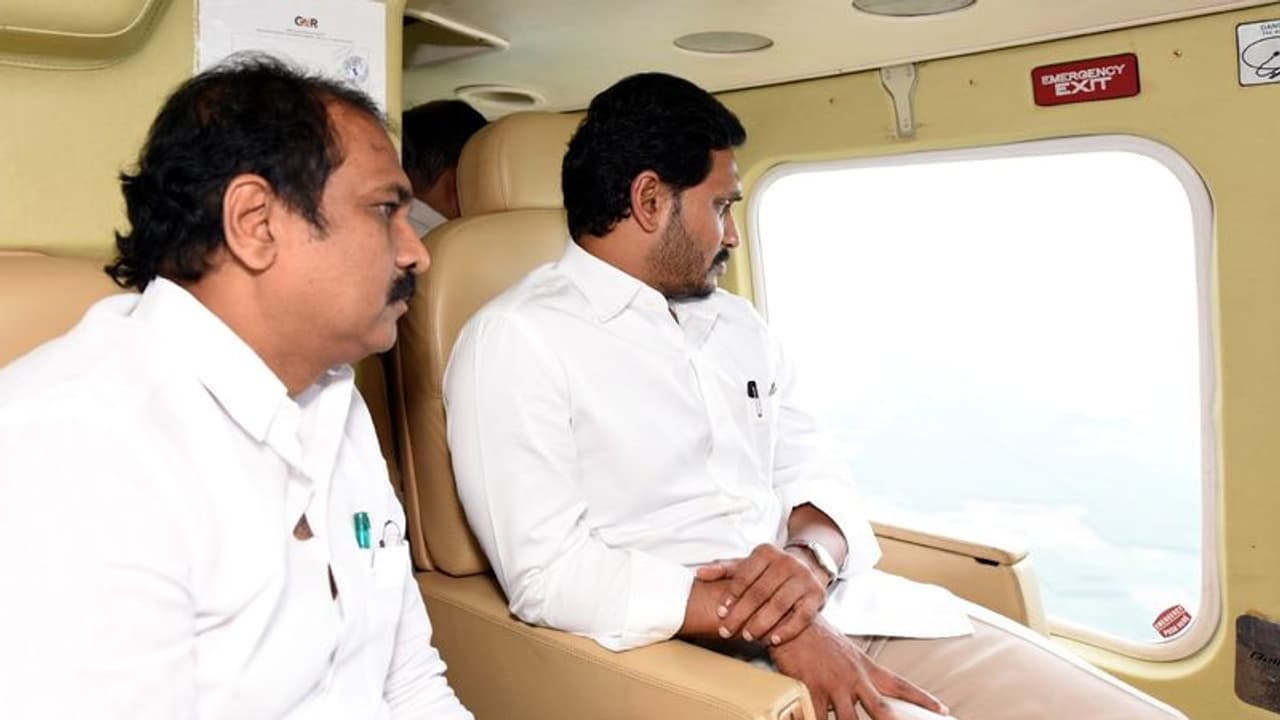 జగన్ భద్రతపై సీఎంవో సీరియస్ : హెలికాప్టర్ ల్యాండింగ్ పై నిర్లక్ష్యం, నోటీసులు జారీ జగన్ భద్రతపై సీఎంవో సీరియస్ : హెలికాప్టర్ ల్యాండింగ్ పై నిర్లక్ష్యం, నోటీసులు జారీ