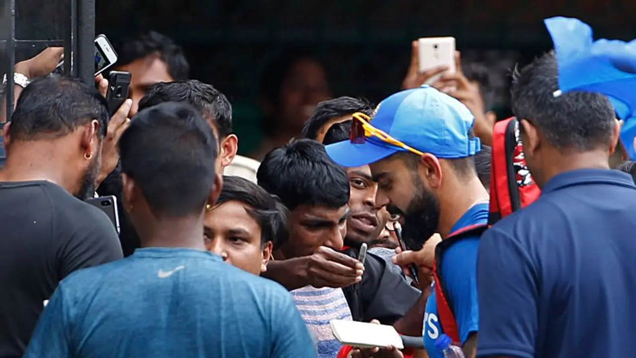 ವಿರಾಟ್ ಕೊಹ್ಲಿ ಆಟೋಗ್ರಾಫ್ಗೆ ಮುಗಿಬಿದ್ದ ಬೆಂಗಳೂರು ಫ್ಯಾನ್ಸ್! ವಿರಾಟ್ ಕೊಹ್ಲಿ ಆಟೋಗ್ರಾಫ್ಗೆ ಮುಗಿಬಿದ್ದ ಬೆಂಗಳೂರು ಫ್ಯಾನ್ಸ್!