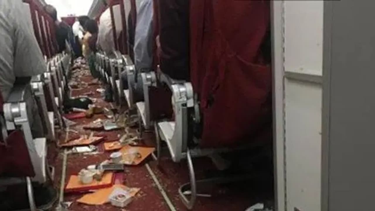 തിരുവനന്തപുരം കൊച്ചി എയര് ഇന്ത്യ വിമാനം ആകാശച്ചുഴിയില്പ്പെട്ടു തിരുവനന്തപുരം കൊച്ചി എയര് ഇന്ത്യ വിമാനം ആകാശച്ചുഴിയില്പ്പെട്ടു