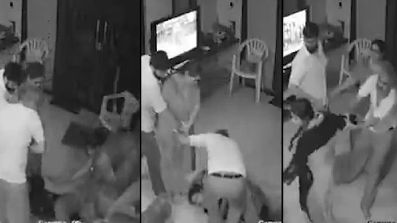 ಹೈಕೋರ್ಟ್ ನಿವೃತ್ತ ಸಿಜೆ ಮನೆಯಲ್ಲಿ ವರದಕ್ಷಿಣೆಗಾಗಿ ಸೊಸೆಯ ಮೇಲೆ ಹಲ್ಲೆ, ಶಾಕಿಂಗ್ ದೃಶ್ಯ ರಿವೀಲ್! ಹೈಕೋರ್ಟ್ ನಿವೃತ್ತ ಸಿಜೆ ಮನೆಯಲ್ಲಿ ವರದಕ್ಷಿಣೆಗಾಗಿ ಸೊಸೆಯ ಮೇಲೆ ಹಲ್ಲೆ, ಶಾಕಿಂಗ್ ದೃಶ್ಯ ರಿವೀಲ್!