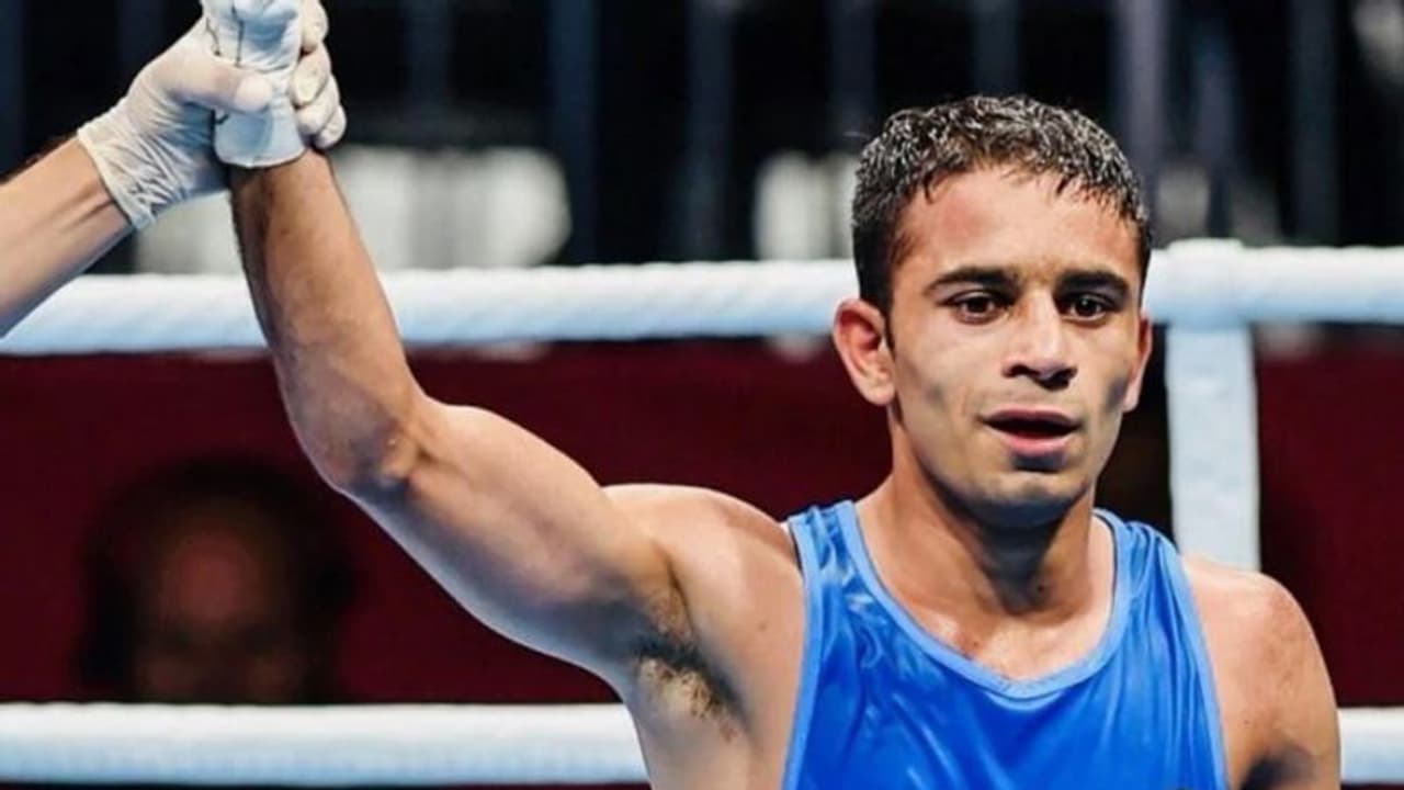 చరిత్ర సృష్టించిన బాక్సర్ అమిత్: తొలిసారి రజత పతకం