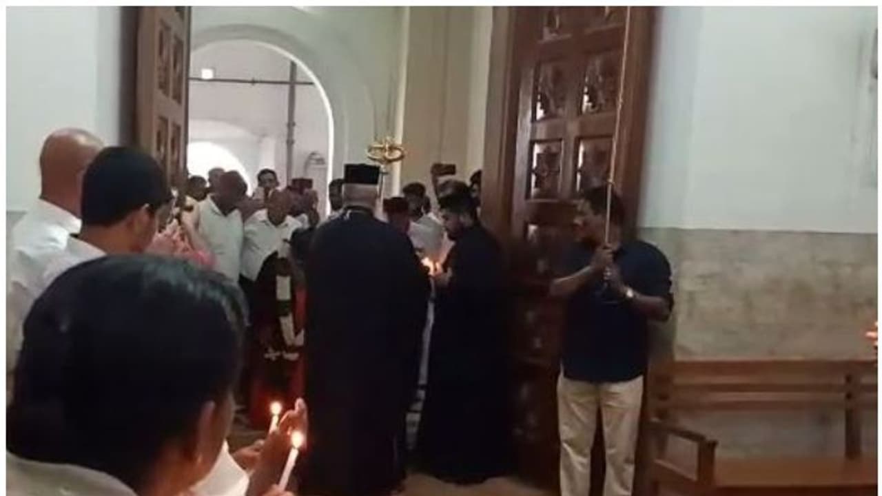 കണ്ടനാട് പള്ളിയില് ഓര്ത്തഡോക്സ് വിഭാഗം പ്രാര്ത്ഥന നടത്തി; പള്ളിക്ക് ചുറ്റും പൊലീസ് കാവല് കണ്ടനാട് പള്ളിയില് ഓര്ത്തഡോക്സ് വിഭാഗം പ്രാര്ത്ഥന നടത്തി; പള്ളിക്ക് ചുറ്റും പൊലീസ് കാവല്