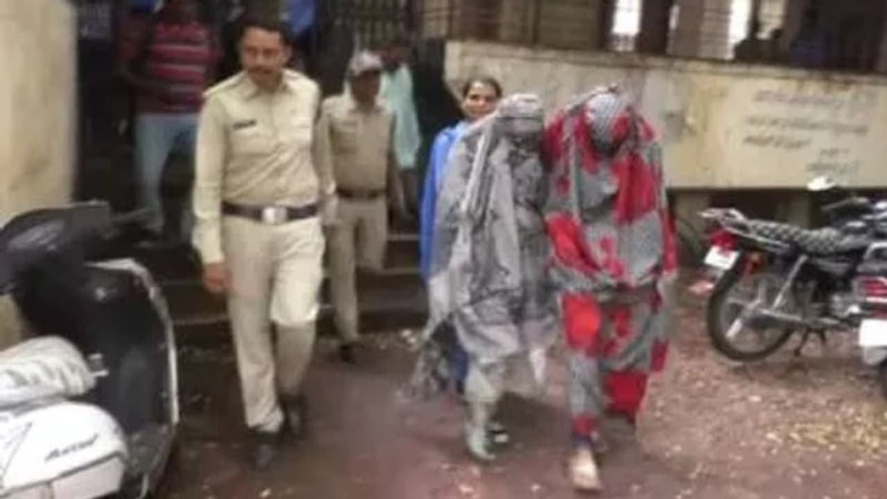 ഒളിക്യാമറയുമായി കിടപ്പറയിലെത്തുന്ന പെണ് മാഫിയാ സംഘം; ഹണിട്രാപ്പില് കുടുങ്ങിയത് രാഷ്ട്രീയക്കാര് വരെ ഒളിക്യാമറയുമായി കിടപ്പറയിലെത്തുന്ന പെണ് മാഫിയാ സംഘം; ഹണിട്രാപ്പില് കുടുങ്ങിയത് രാഷ്ട്രീയക്കാര് വരെ