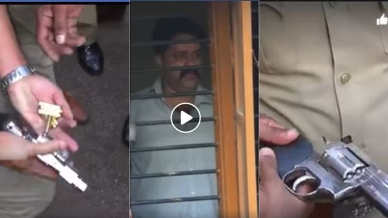 എസ്ഐക്ക് നേരെ തോക്കുചൂണ്ടി; കൊല്ലത്ത് സിനിമയെ വെല്ലുന്ന രംഗം, ഒടുവില് പ്രതിയെ കീഴടക്കി പൊലീസ് എസ്ഐക്ക് നേരെ തോക്കുചൂണ്ടി; കൊല്ലത്ത് സിനിമയെ വെല്ലുന്ന രംഗം, ഒടുവില് പ്രതിയെ കീഴടക്കി പൊലീസ്