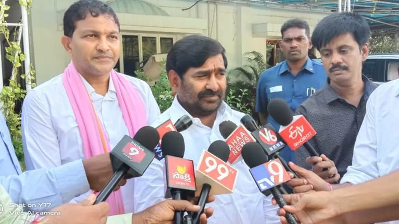 సైదిరెడ్డి స్థానీయత: ఉత్తమ్ ప్రకటనలోని ఆంతర్యం ఇదే... సైదిరెడ్డి స్థానీయత: ఉత్తమ్ ప్రకటనలోని ఆంతర్యం ఇదే...