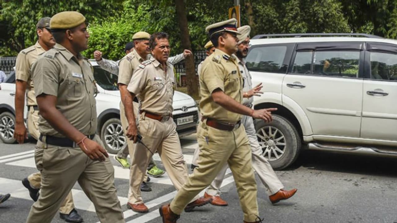 अक्षरधाम मंदिर के पास फायरिंग, कार सवार बदमाशों ने पुलिस पर किया हमला अक्षरधाम मंदिर के पास फायरिंग, कार सवार बदमाशों ने पुलिस पर किया हमला