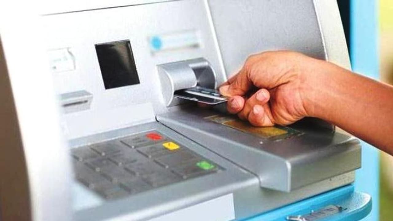 ఏటీఎంలో డబ్బులు రాకుంటే బ్యాంకులకు ఫైన్: ఆర్బీఐ రూల్ కఠినం ఇలా ఏటీఎంలో డబ్బులు రాకుంటే బ్యాంకులకు ఫైన్: ఆర్బీఐ రూల్ కఠినం ఇలా