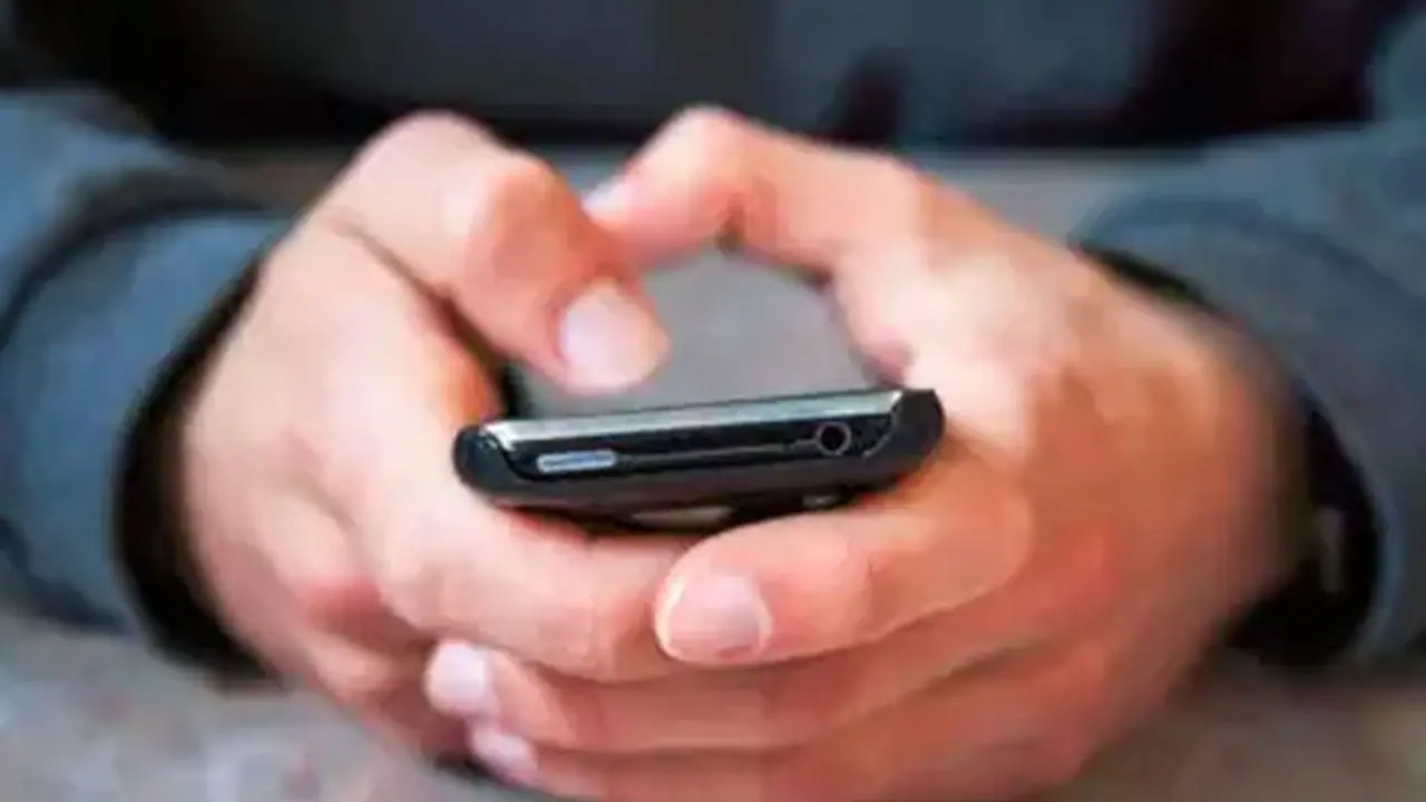 ஒரு மணிநேரத்திற்கு 4000, ஒரு நைட்டுக்கு 12,000... உல்லாசமாக இருக்க போலீசுக்கே மெசேஜ் அனுப்பிய மசாஜ் சென்டர்..!