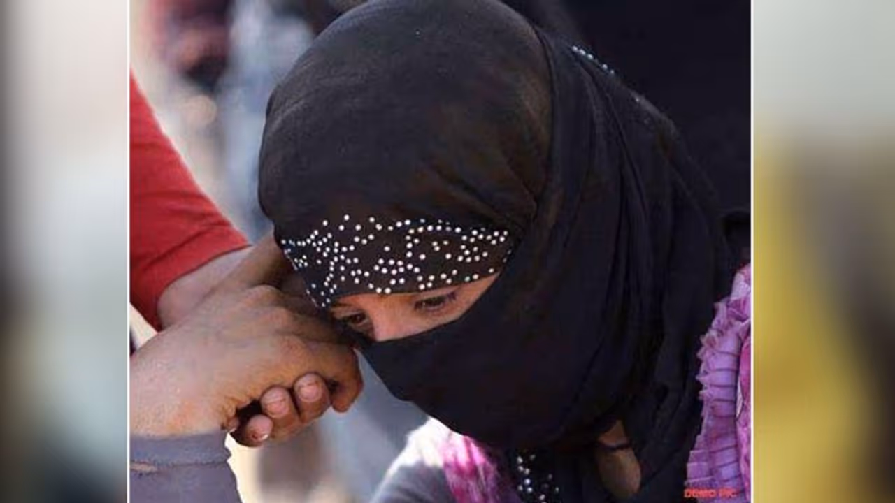 11 साल के लिव इन रिलेशन के बाद प्रेमी को सबक सिखाने धरने पर बैठी प्रेमिका