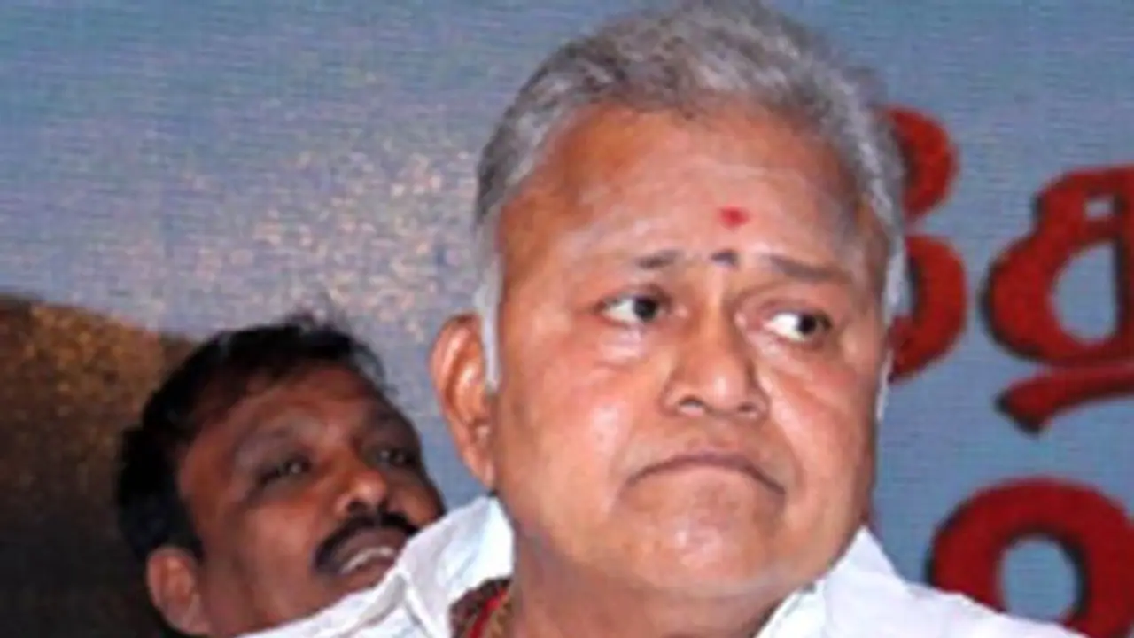 நடிகர் சூர்யா எதை பேசினாலும் உளறிக் கொட்டுகிறார்... ராதாரவி ஆத்திரம்..! நடிகர் சூர்யா எதை பேசினாலும் உளறிக் கொட்டுகிறார்... ராதாரவி ஆத்திரம்..!