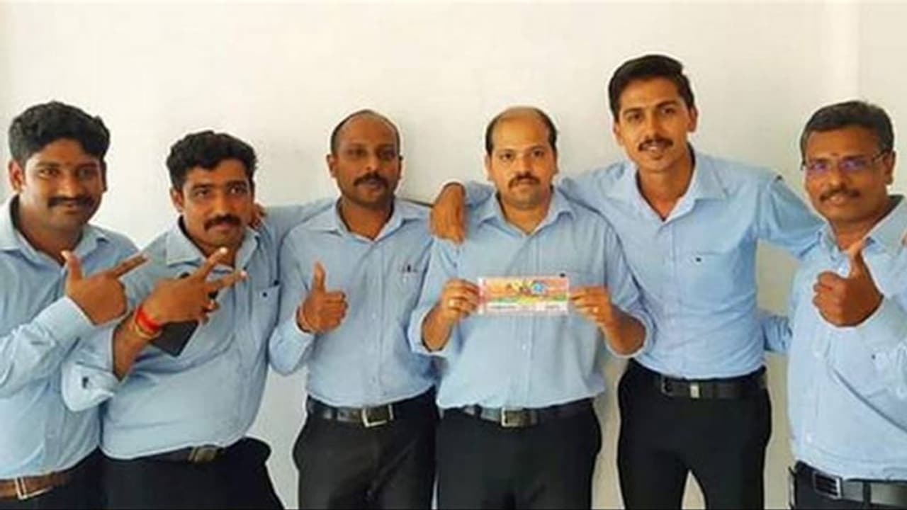 मजाक मजाक में 6 दोस्तों ने खरीदा लॉटरी का टिकट, रातों रात बन गए करोड़पति मजाक मजाक में 6 दोस्तों ने खरीदा लॉटरी का टिकट, रातों रात बन गए करोड़पति