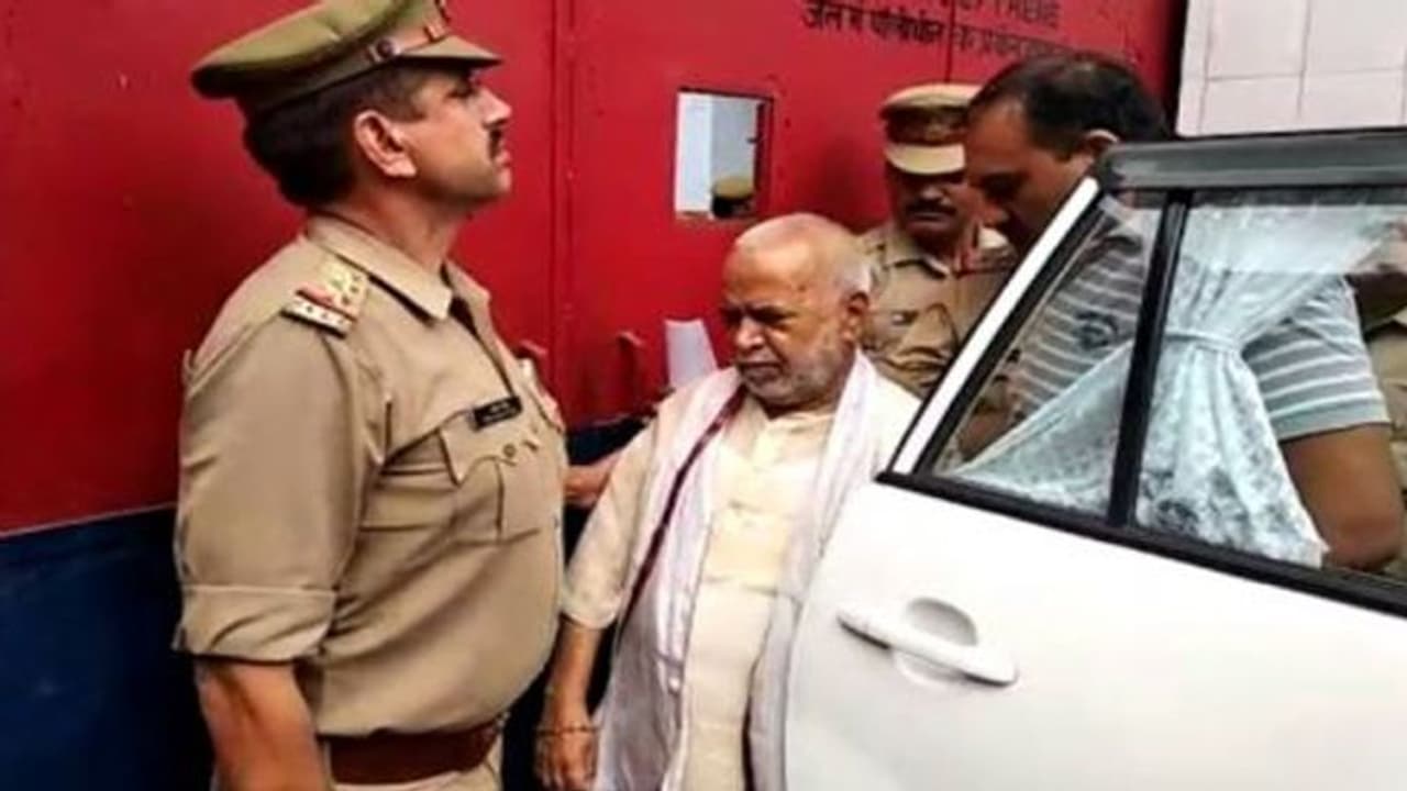 यौन शोषण के आरोपी चिन्मयानन्द से मिलने जेल पहुंचे कई BJP नेता, बोले ठीक नहीं स्वामी की तबीयत यौन शोषण के आरोपी चिन्मयानन्द से मिलने जेल पहुंचे कई BJP नेता, बोले ठीक नहीं स्वामी की तबीयत