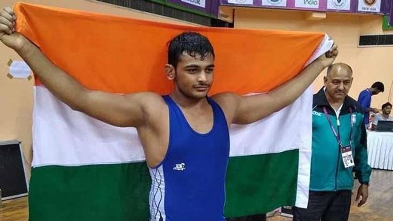 दूध बेंचते थे पिता,गांव कहता है केतली पहलवान, जानिए दीपक पूनिया की कहानी दूध बेंचते थे पिता,गांव कहता है केतली पहलवान, जानिए दीपक पूनिया की कहानी