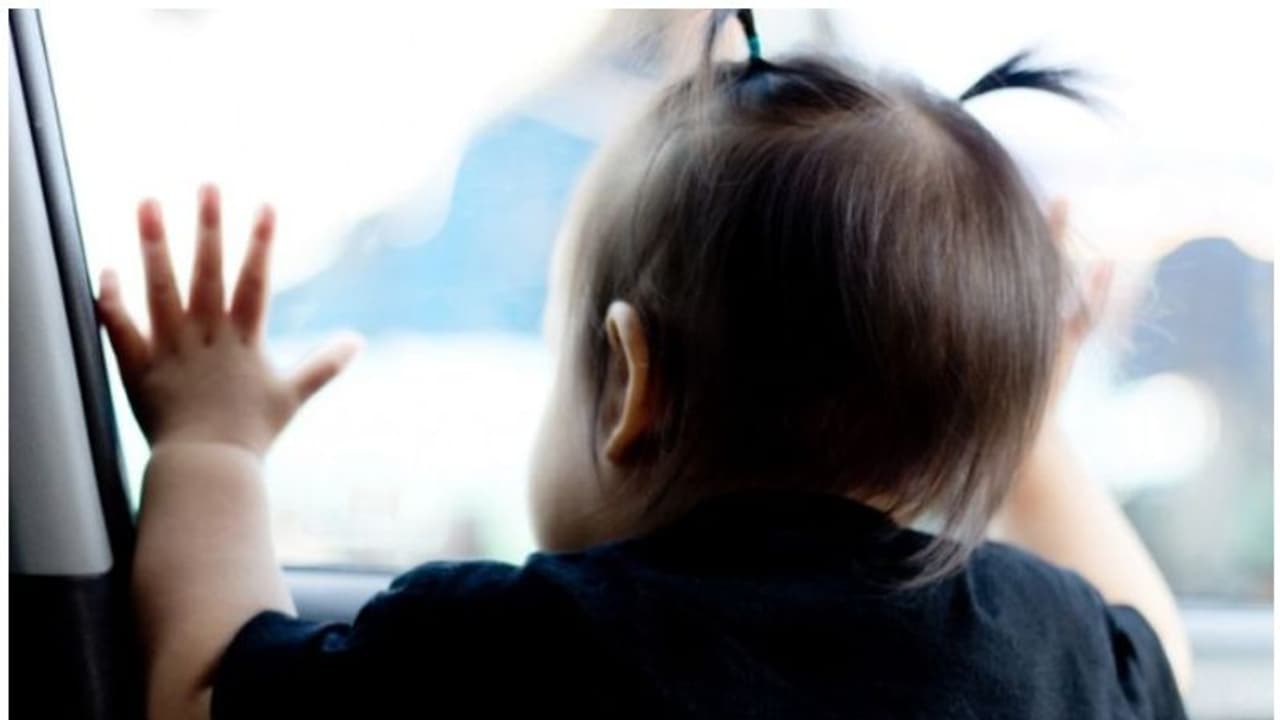 രക്ഷിതാക്കള് പൂട്ടിപ്പോയ കാറിനുള്ളില് അകപ്പെട്ടു; മൂന്നു വയസുകാരന് ദാരുണാന്ത്യം രക്ഷിതാക്കള് പൂട്ടിപ്പോയ കാറിനുള്ളില് അകപ്പെട്ടു; മൂന്നു വയസുകാരന് ദാരുണാന്ത്യം