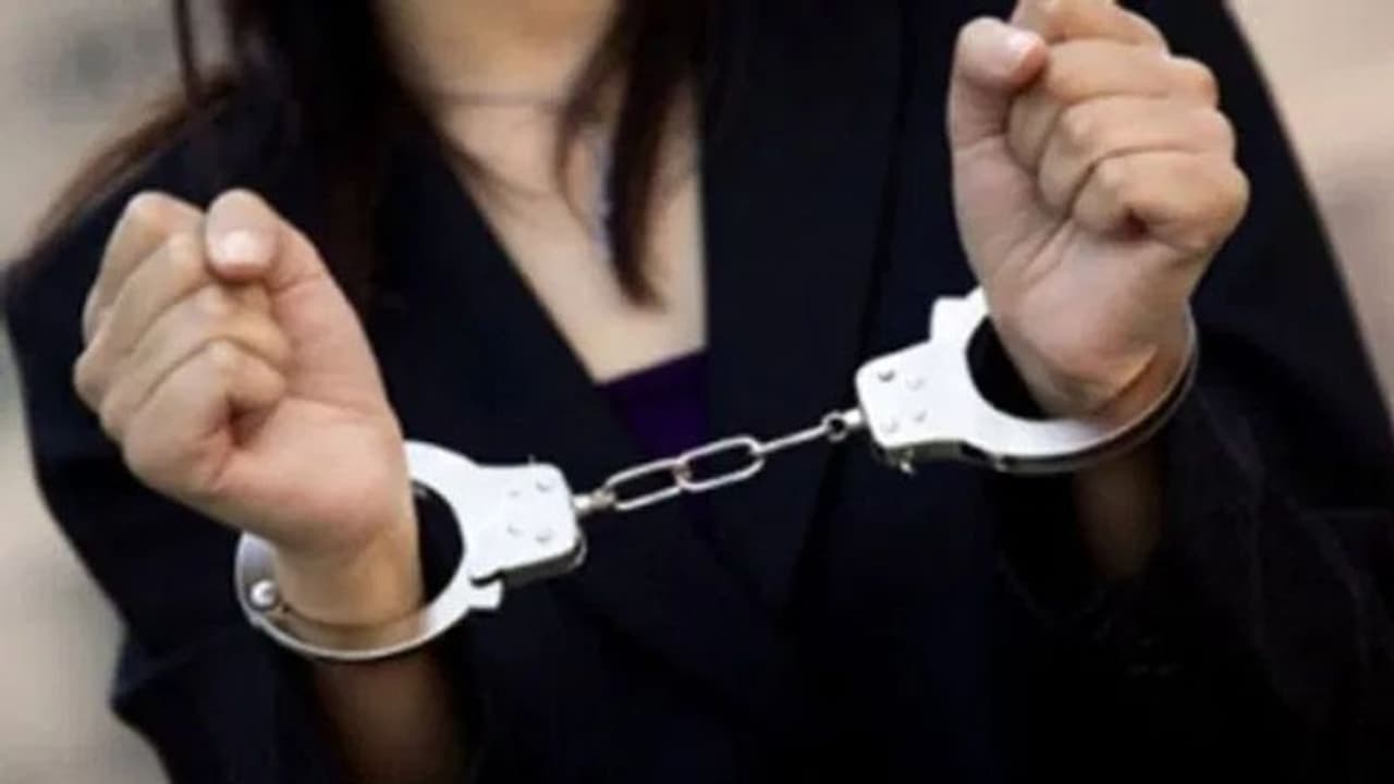 సోషల్ మీడియాలో పరిచయం... మహిళ ఫోటోలను మార్ఫింగ్ చేసి..