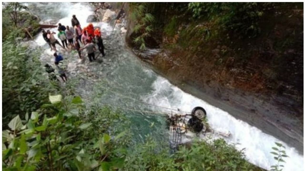 കാര് നദിയിലേക്ക് മറിഞ്ഞ് മൂന്നു പേര് മരിച്ചു; ഒരാളെ കാണാതായി കാര് നദിയിലേക്ക് മറിഞ്ഞ് മൂന്നു പേര് മരിച്ചു; ഒരാളെ കാണാതായി