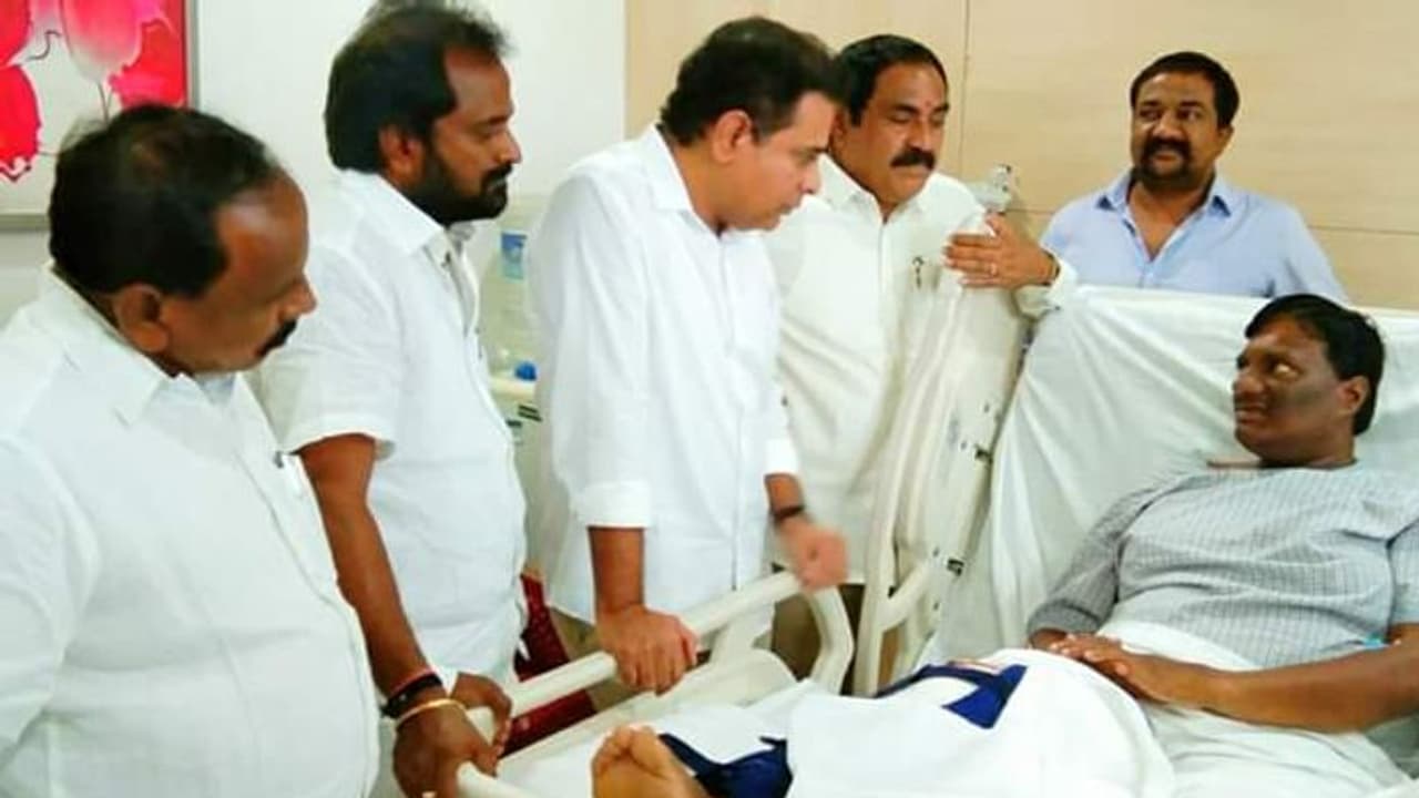 కొప్పుల మహేశ్వర్ రెడ్డిని పరామర్శించిన కేటీఆర్