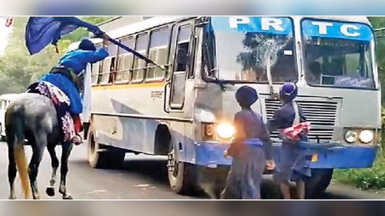 घोड़े को टच हुई बस, तो किरपाणों और बरछों से बस पर टूट पड़े निहंग सिंह घोड़े को टच हुई बस, तो किरपाणों और बरछों से बस पर टूट पड़े निहंग सिंह