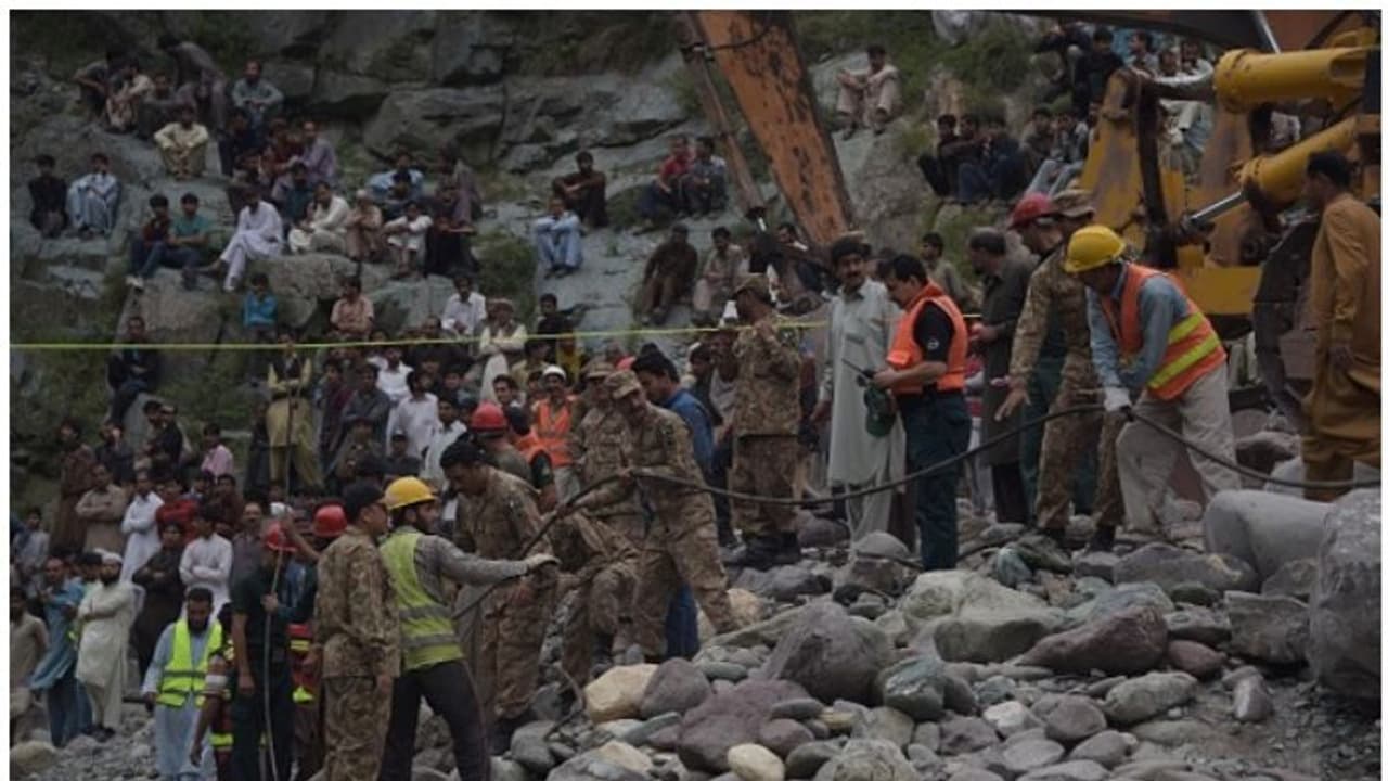 പാകിസ്ഥാനില് ബസ് നിയന്ത്രണം വിട്ട് മലയിലേക്ക് ഇടിച്ച് കയറി; 26 പേര് മരിച്ചു പാകിസ്ഥാനില് ബസ് നിയന്ത്രണം വിട്ട് മലയിലേക്ക് ഇടിച്ച് കയറി; 26 പേര് മരിച്ചു