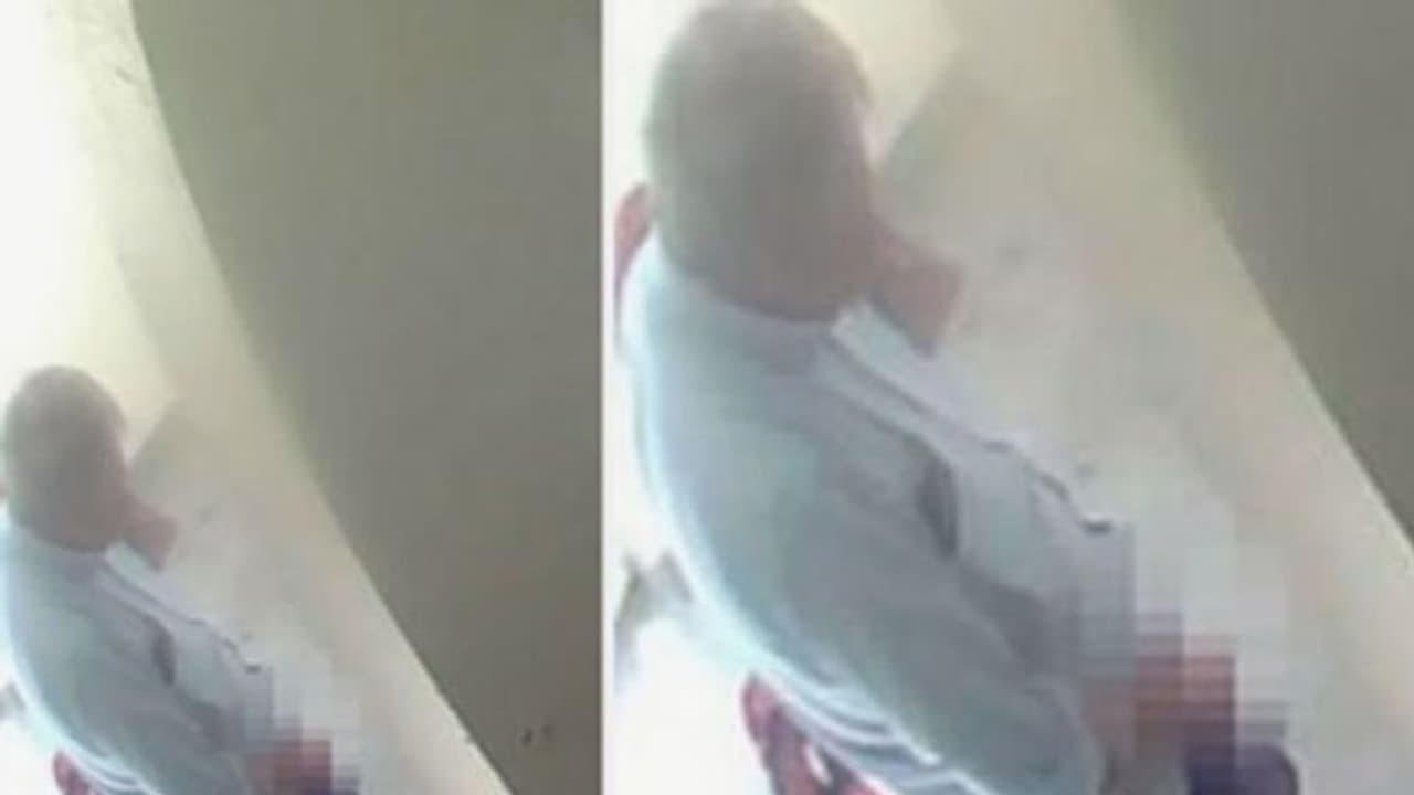 എല്ലാ ദിവസവും വീട്ടുവാതില്‍ക്കല്‍ നനവും ദുര്‍ഗന്ധവും; ഒടുവില്‍ സിസിടിവി രക്ഷിച്ചു