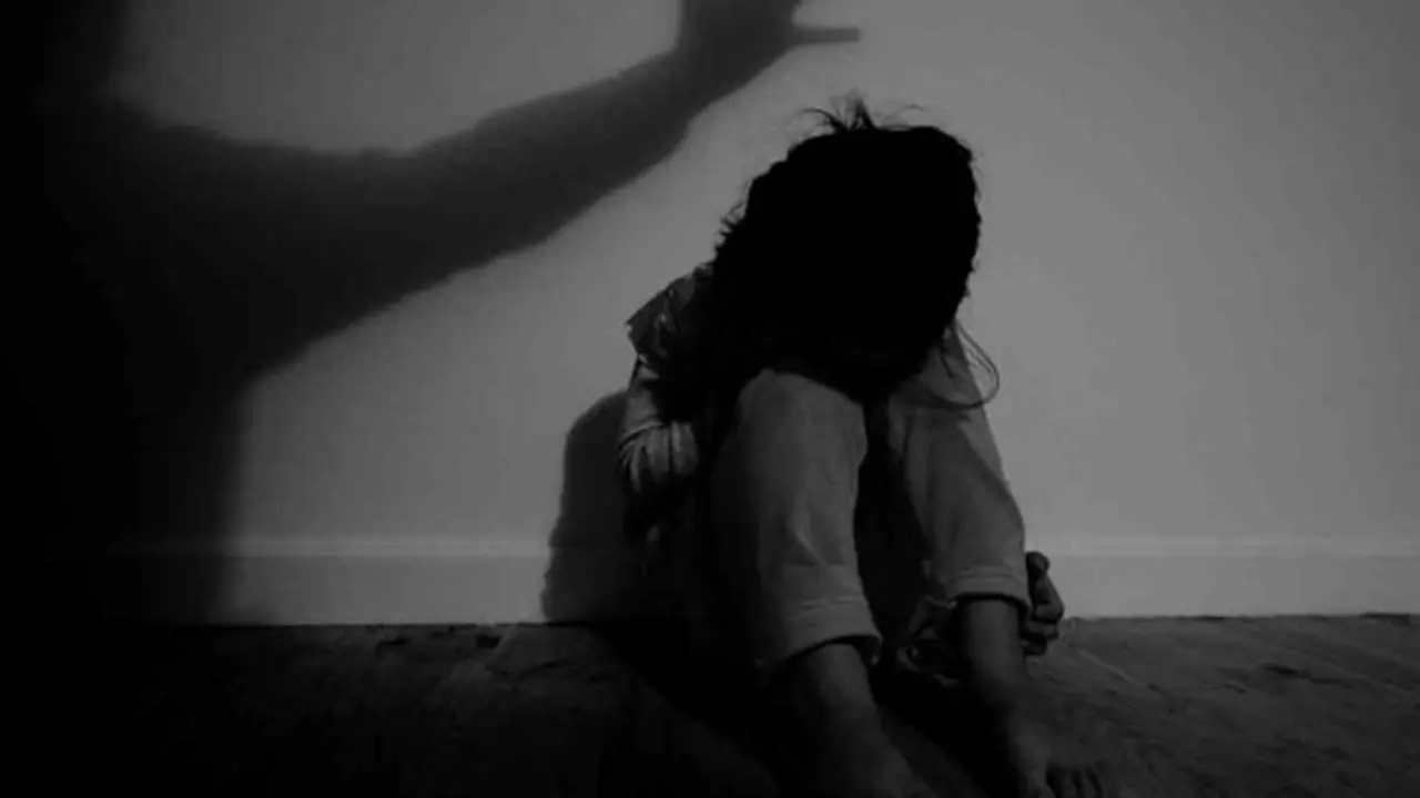 লজ্জায় দুহাতে ঢাকা মুখ, ভরা রাস্তায় ক্যামেরার সামনে বাধ্য করা হল নগ্ন হয়ে হাঁটতে