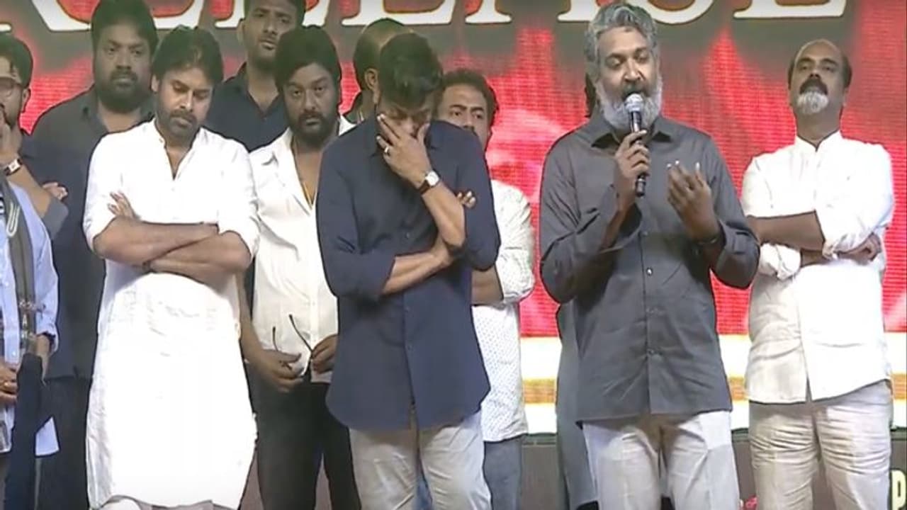 సైరా ప్రీరిలీజ్ ఈవెంట్: మగధీరలో చిరంజీవి గారు తానే హీరో అనుకుని.. రాజమౌళి! సైరా ప్రీరిలీజ్ ఈవెంట్: మగధీరలో చిరంజీవి గారు తానే హీరో అనుకుని.. రాజమౌళి!