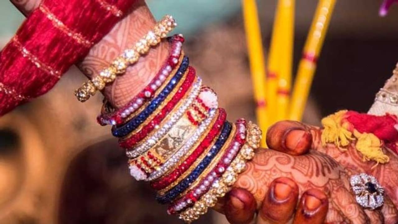 मोहब्बत के लिए ' अमर ' बनकर उमर ने लिए सात फेरे, कोर्ट ने कहा पुलिस करे सहयोग मोहब्बत के लिए ' अमर ' बनकर उमर ने लिए सात फेरे, कोर्ट ने कहा पुलिस करे सहयोग