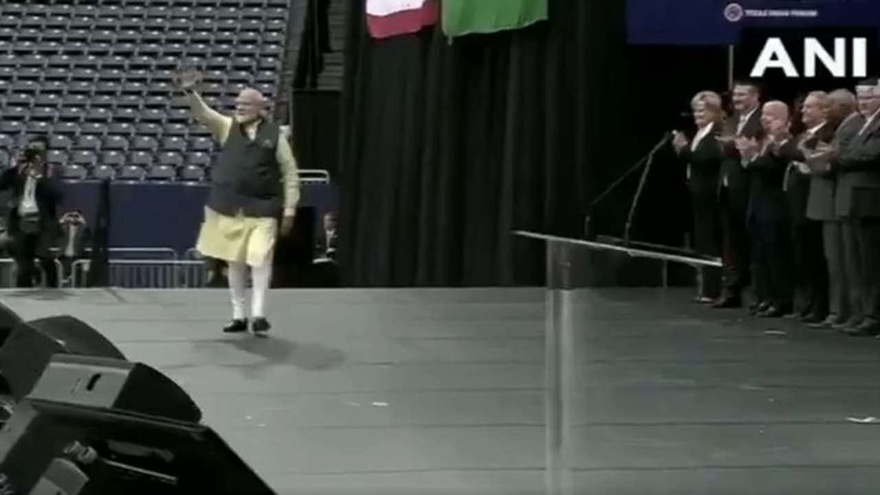 భారత్ లో ప్రతిదీ బాగుంది: తెలుగు సహా విభిన్న భాషల్లో మోడీ