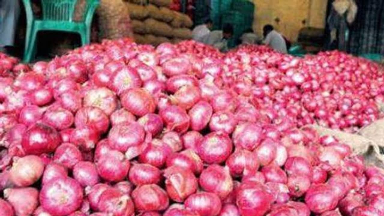 ఢిల్లీలో ‘ఉల్లి’ మంటలు.. నియంత్రణకై కేంద్రం అడుగులు ఢిల్లీలో ‘ఉల్లి’ మంటలు.. నియంత్రణకై కేంద్రం అడుగులు