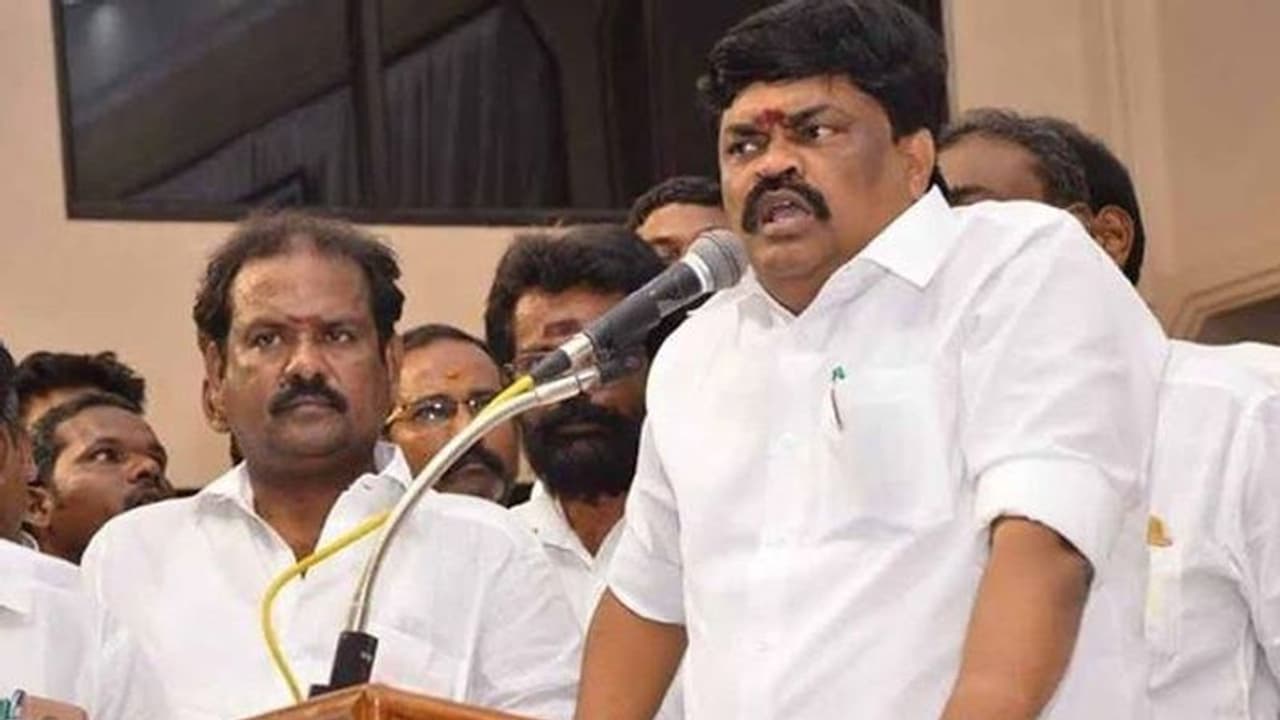 கலவரத்தை தூண்டும் பேச்சால் கடுப்பான திமுக... அமைச்சர் ராஜேந்திர பாலாஜி எதிராக டிஜிபியிடம் புகார்..! கலவரத்தை தூண்டும் பேச்சால் கடுப்பான திமுக... அமைச்சர் ராஜேந்திர பாலாஜி எதிராக டிஜிபியிடம் புகார்..!