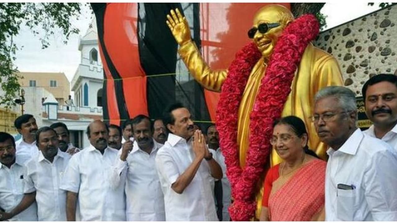 தமிழகம் முழுவதும் கருணாநிதிக்கு சிலை... அரசு அனுமதியுடன் அமைக்க மு.க. ஸ்டாலின் உறுதி! தமிழகம் முழுவதும் கருணாநிதிக்கு சிலை... அரசு அனுமதியுடன் அமைக்க மு.க. ஸ்டாலின் உறுதி!