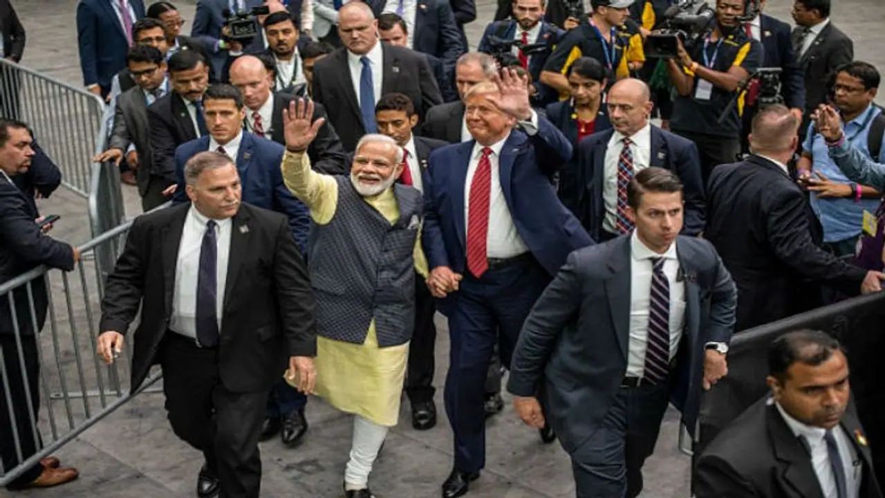 'অব কি বার, ট্রাম্প সরকার', বন্ধুর হয়ে হিউস্টনে ভোট প্রচারটাও করে দিলেন মোদী 'অব কি বার, ট্রাম্প সরকার', বন্ধুর হয়ে হিউস্টনে ভোট প্রচারটাও করে দিলেন মোদী