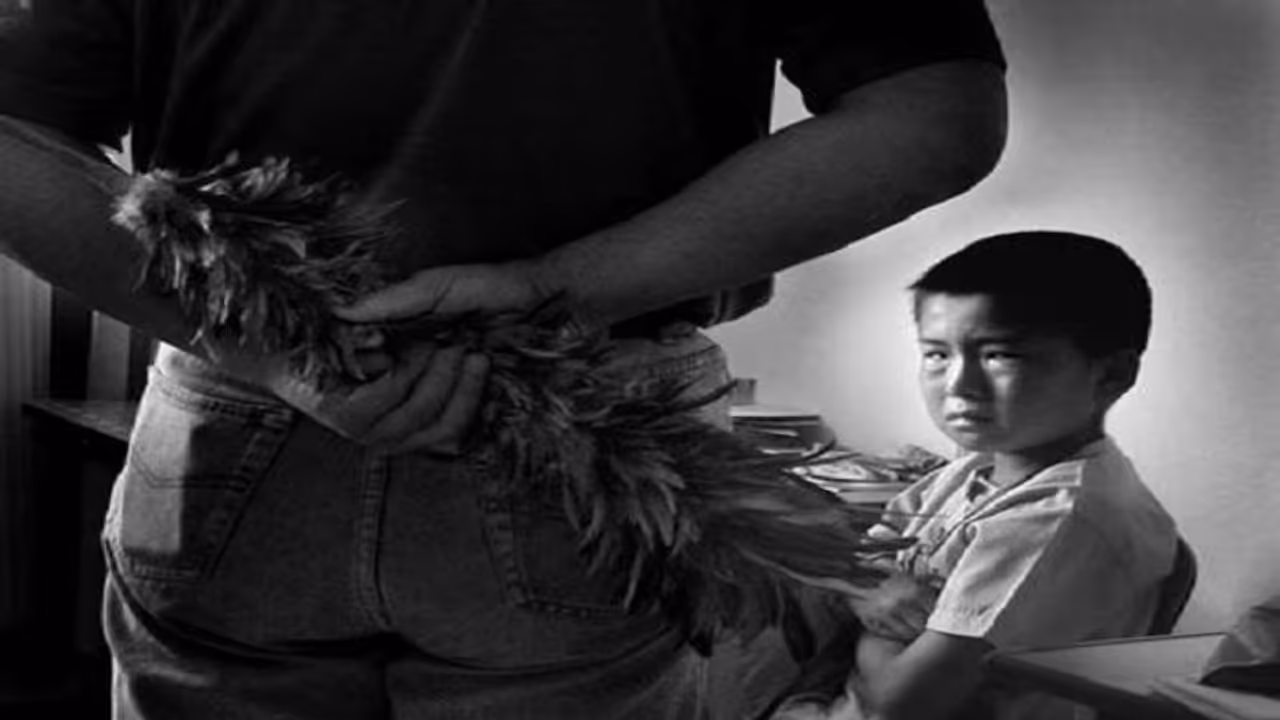 अपनी ही उल्टी से घुट गया बच्चे का दम, इस छोटी सी बात पर मां ने की थी पिटाई अपनी ही उल्टी से घुट गया बच्चे का दम, इस छोटी सी बात पर मां ने की थी पिटाई