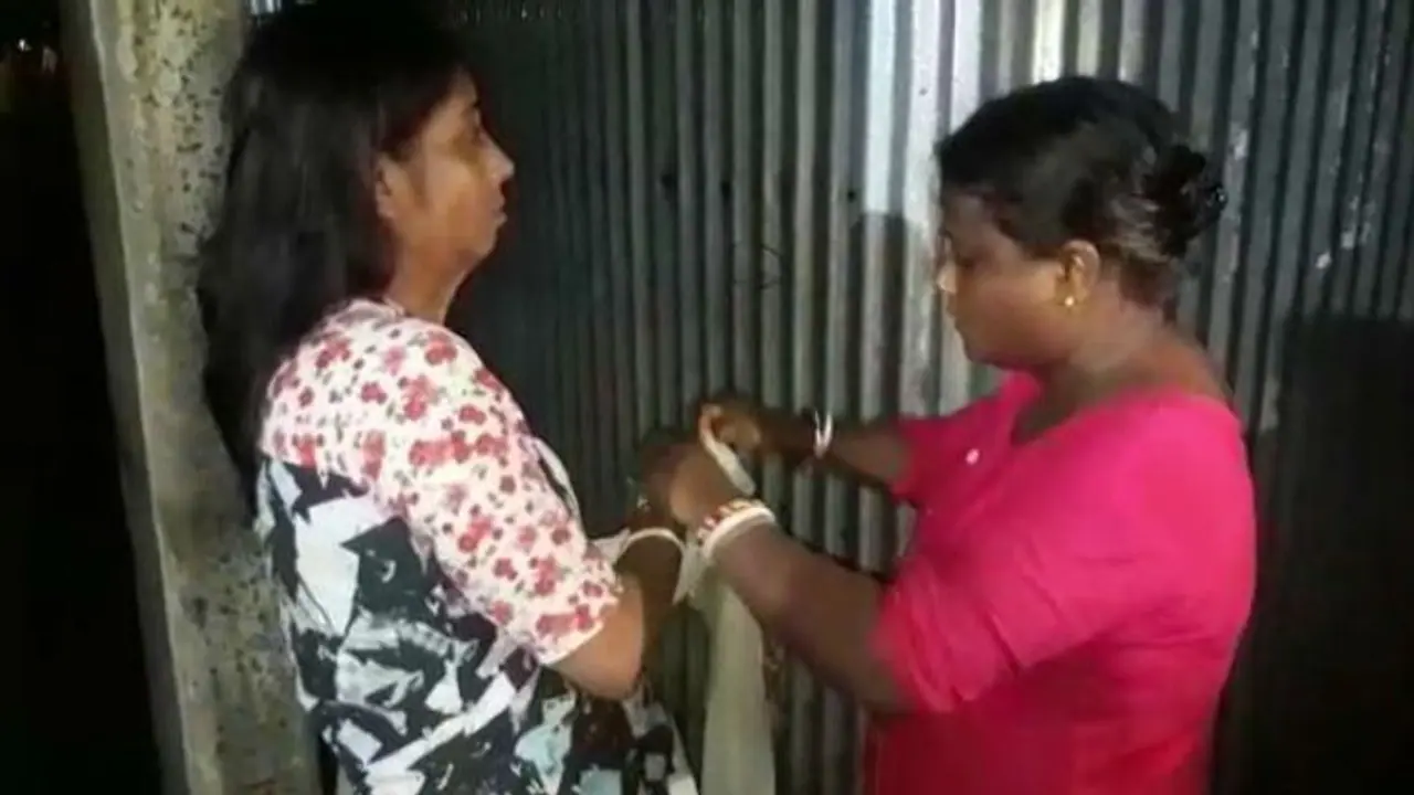 প্রেমিকাকে নিয়ে পুজোর বাজারে স্বামী, হাতেনাতে ধরে পেটালেন স্ত্রী প্রেমিকাকে নিয়ে পুজোর বাজারে স্বামী, হাতেনাতে ধরে পেটালেন স্ত্রী