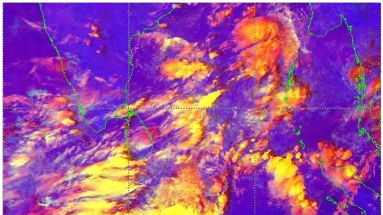കേരളത്തിൽ നാല് ദിവസം കനത്ത മഴയ്ക്ക് സാധ്യത; നാളെ കടലിൽ പോകരുതെന്ന് മുന്നറിയിപ്പ് കേരളത്തിൽ നാല് ദിവസം കനത്ത മഴയ്ക്ക് സാധ്യത; നാളെ കടലിൽ പോകരുതെന്ന് മുന്നറിയിപ്പ്