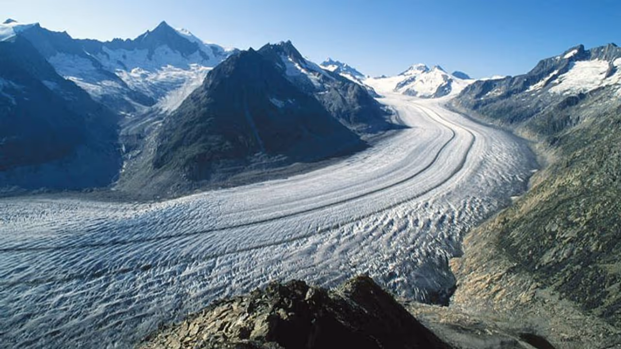 स्विट्जरलैंड में ग्लेशियर पिघलने पर लोगों ने निकाली 'अंतिम यात्रा', वैज्ञानिकों ने कहा "अब वह ग्लेशियर नहीं रहा" स्विट्जरलैंड में ग्लेशियर पिघलने पर लोगों ने निकाली 'अंतिम यात्रा', वैज्ञानिकों ने कहा "अब वह ग्लेशियर नहीं रहा"