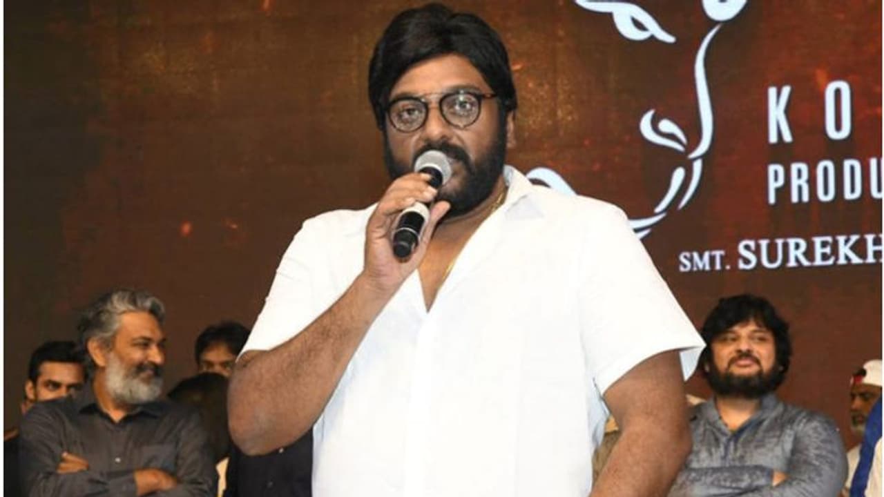 సైరా ప్రీ రిలీజ్.. లుక్ తో షాకిచ్చిన వినాయక్ సైరా ప్రీ రిలీజ్.. లుక్ తో షాకిచ్చిన వినాయక్