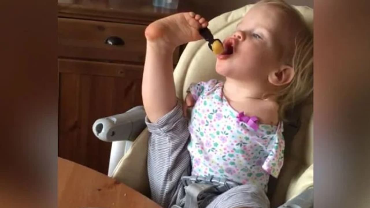 ജന്മനാ കൈകളില്ല, കാലുകൊണ്ട് ആഹാരം കഴിക്കുന്ന രണ്ടുവയസ്സുകാരി; കണ്ണുനിറഞ്ഞ് ആനന്ദ് മഹീന്ദ്രയുടെ ട്വീറ്റ് ജന്മനാ കൈകളില്ല, കാലുകൊണ്ട് ആഹാരം കഴിക്കുന്ന രണ്ടുവയസ്സുകാരി; കണ്ണുനിറഞ്ഞ് ആനന്ദ് മഹീന്ദ്രയുടെ ട്വീറ്റ്