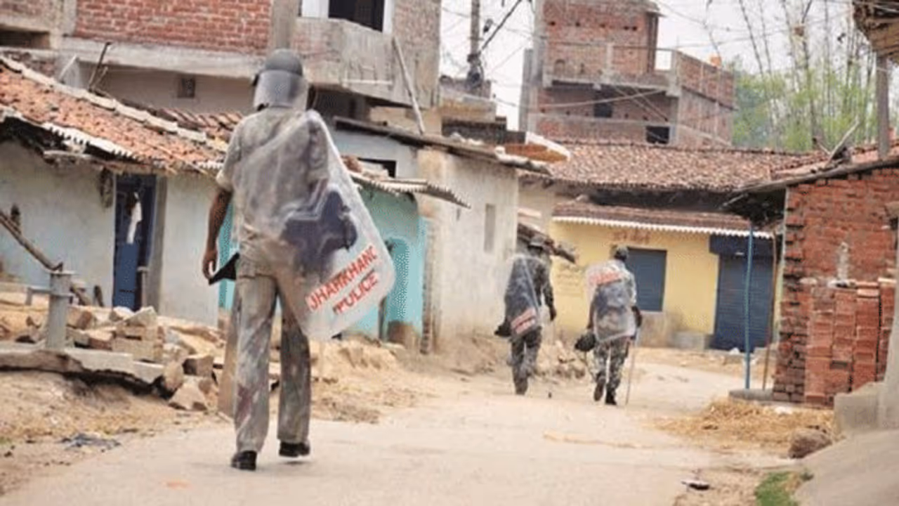 एक शक की वजह से दिव्यांग को पीट पीटकर मार डाला, 2 अभी जिंदगी और मौत के बीच झूल रहे एक शक की वजह से दिव्यांग को पीट पीटकर मार डाला, 2 अभी जिंदगी और मौत के बीच झूल रहे