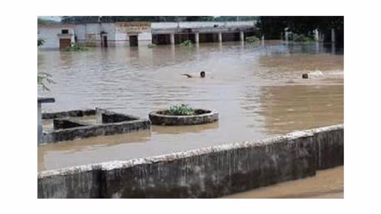बलिया में बाढ़ की स्थिति गंभीर, 86 स्कूलों में की गई छुट्टी